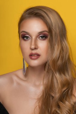 Parlak görüntü. Güzel kız. Sarı saçlar. Uzun saçlı. Güzel fotoğraf..