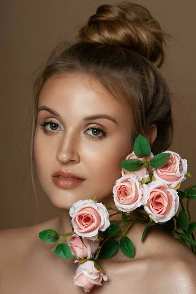 Güzellik Maskesi Genç Güzel Avrupalı Kız Güller Içinde Çıplak Makyaj — Stok fotoğraf