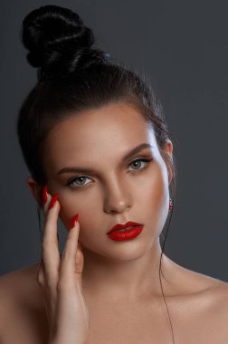  .  Moda makyaj. Güzel portre. Kırmızı dudaklı güzel bir model.