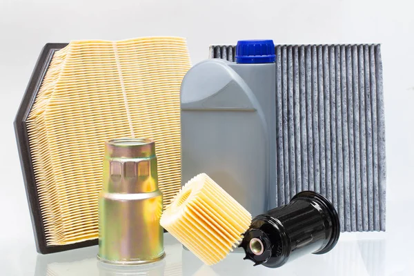 Verschillende automotive filters en een liter fles van motorolie — Stockfoto