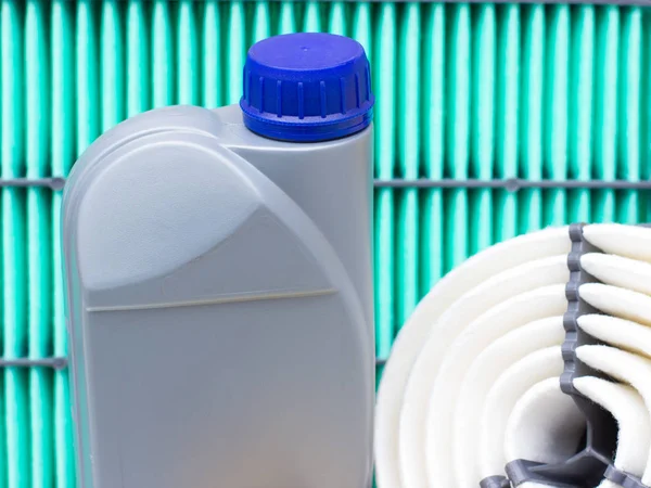 Olika fordonsindustrin filter och en liter flaska motorolja — Stockfoto