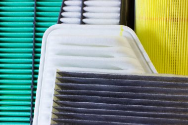 Beyaz bir arka plan üzerinde araba motoru için filtreler bileşimi