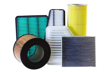 Beyaz bir arka plan üzerinde araba motoru için filtreler bileşimi