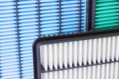 Beyaz bir arka plan üzerinde araba motoru için filtreler bileşimi