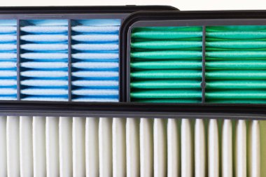 Beyaz bir arka plan üzerinde araba motoru için filtreler bileşimi