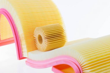 Beyaz bir arka plan üzerinde araba motoru için filtreler bileşimi