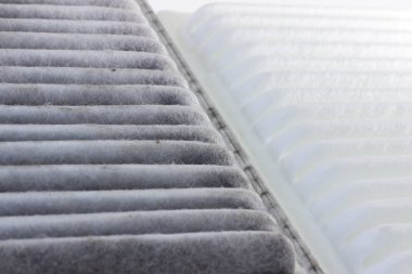 Eski kirli, tozlu filtre yanındaki yeni beyaz yalan