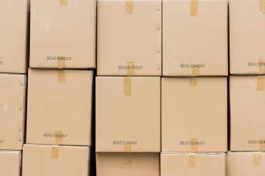 Kargo karton kutular içinde. Duvar kutularının