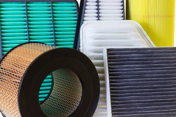 Beyaz bir arka plan üzerinde araba motoru için filtreler bileşimi