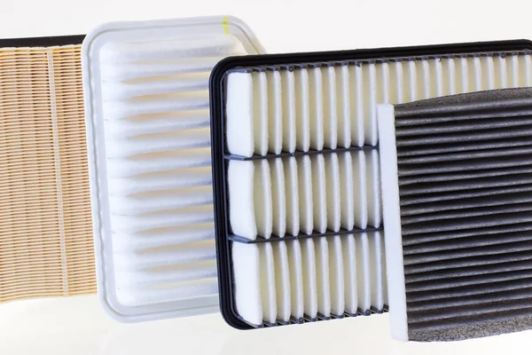 Samenstelling van filters voor de motor van de auto op een witte achtergrond — Stockfoto