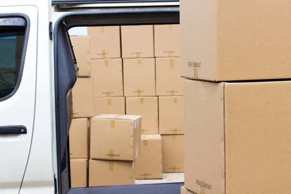 Lading in kartonnen dozen klaar om te worden vervoerd met de auto — Stockfoto
