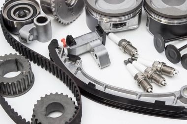 Beyaz arka plan üzerinde izole grup otomobil motor parçaları