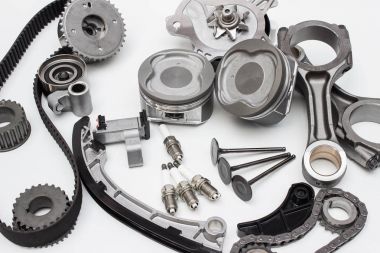 Beyaz arka plan üzerinde izole grup otomobil motor parçaları