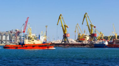 Karadeniz kıyısındaki Odessa limanında sırt üstü uzanan römorkör.