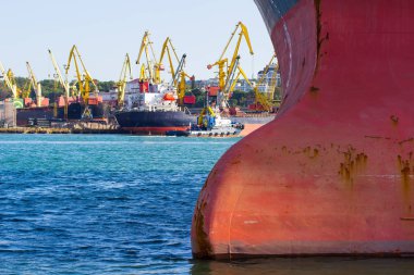 Bir nakliye gemisinin burnunda çapa ve demirleme halatları var.