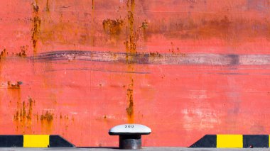 Limandaki iskelede Bollard