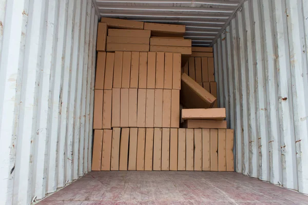 Kartonnen dozen in een groene metalen container — Stockfoto