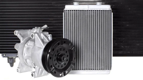 Engine cooling radiators and automotive air conditioning compres — ストック写真