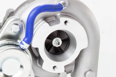 yeni Turbo araba motoru göl kenarında hafif bir arka plan üzerinde