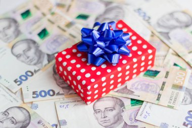 Fiyonklu hediye kutusu kağıt paranın üzerinde, Ukrayna Hrivnia