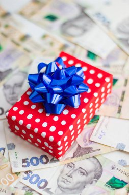 Fiyonklu hediye kutusu kağıt paranın üzerinde, Ukrayna Hrivnia