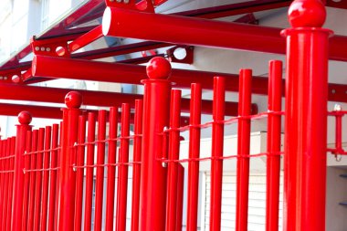 Doğu tarzında modern kırmızı çit