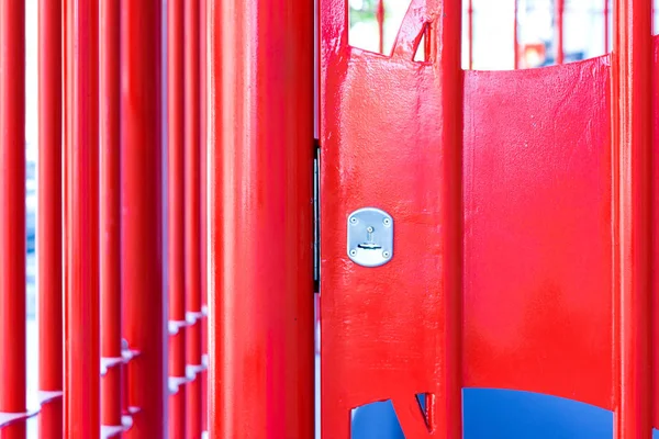 Modern rood hek in oosterse stijl — Stockfoto