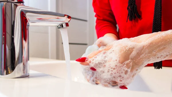 Konsep Kebersihan Dan Pencegahan Virus Wanita Itu Mencuci Tangannya Bawah — Stok Foto