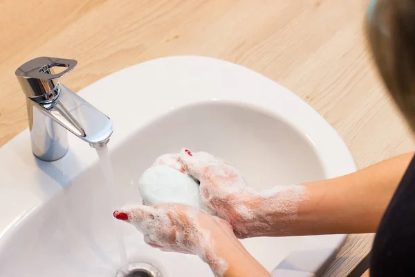 Hygienekonzept Und Virenprävention Die Frau Wäscht Sich Die Hände Unter Stockfoto