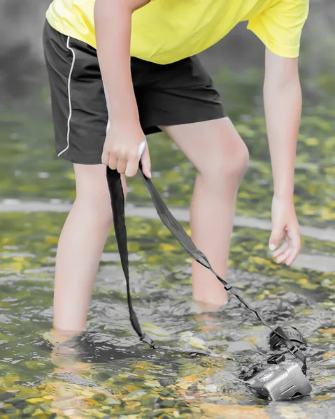 Ein Kind Steht Fluss Und Zerstört Eine Spiegellose Kamera Das — Stockfoto