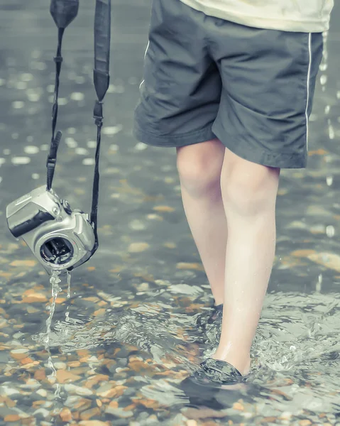 Ein Kind Steht Fluss Und Zerstört Eine Spiegellose Kamera Das — Stockfoto