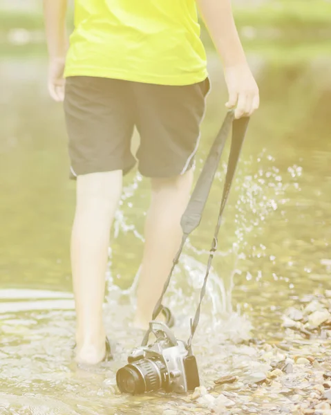 Ein Junge Steht Fluss Und Zerstört Eine Spiegellose Fotokamera Das — Stockfoto