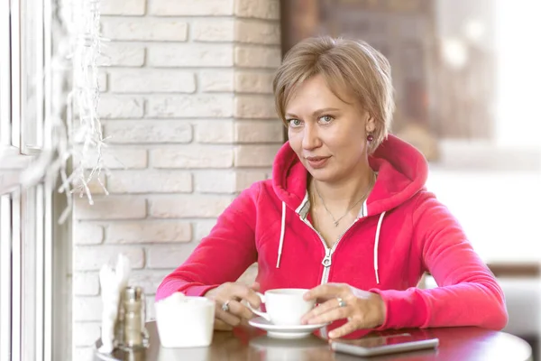 Uma Jovem Mulher Negócios Sportswear Senta Depois Treino Café Bebe — Fotografia de Stock