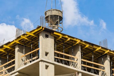 Betonlu tesisler. Genç aileler için yeni bir konut inşaatı. Konsept iş, gayrimenkul, ipotek. Güneşli açık bir gün. Açık havada..