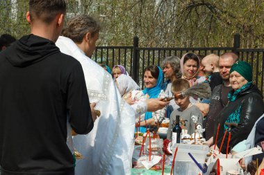  Moskova, Rusya - 27 Nisan 2019: Ortodoks bir rahip Hıristiyanlara kutsal su serpti ve geleneksel.