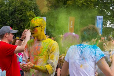 Moskova, Rusya - 2 Haziran 2019: Luzhniki spor kompleksi yakınlarında renkli bir yarış. Renk Koşusu, tamamen farklı rakiplerin ev sahipliği yaptığı eğlenceli bir etkinlik..