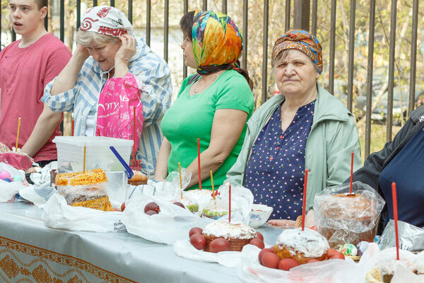 Москва, Россия - 27 апреля 2019 года: Торжественная церемония на улице по случаю окончания Великого поста. Москвичи разложили праздничные торты и пасхальные яйца на столе
.
