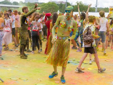 Moskova, Rusya - 2 Haziran 2019: Luzhniki spor kompleksi yakınlarında renkli bir yarış. Renk Koşusu pudralı bir Rus eğlence etkinliğidir..