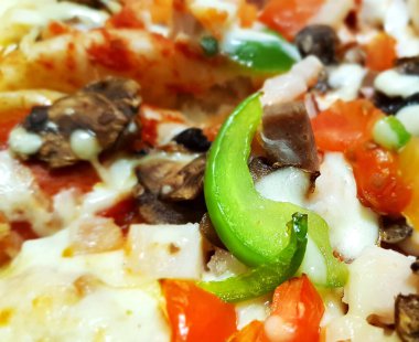 Lokantada pişmiş ağız sulandırıcı muhteşem pizzalar, domuz pastırması, sığır eti, mantar, tavuk, soğan, parmesan peyniri, pepperoni, yeşil biber, taze domates, domuz eti, mozzarella peyniri masada ve yakın çekim gösteriliyor.