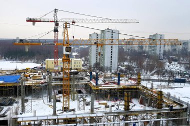 Turuncu ve kırmızı vinç. Yeni konut inşaatı. Bir apartmanda daire almak..