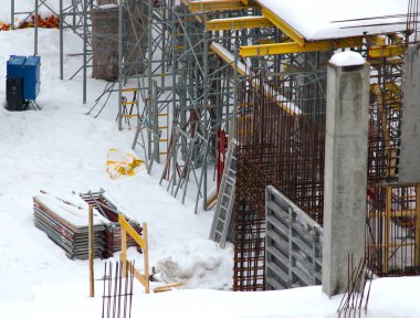 Konut binalarının inşaatı. İskele iskelesi. İnşaat işleri kışın yapılır. Apartman satışı. Finans.