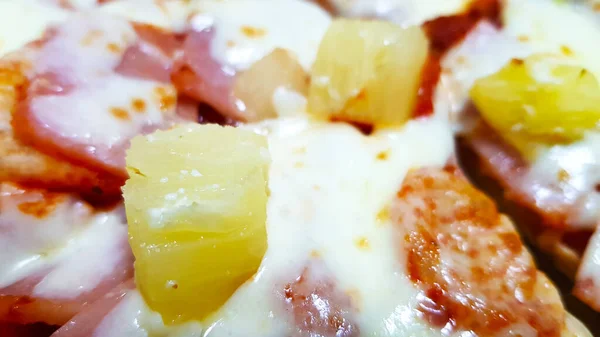 Bit Bakad Läcker Aptitretande Hawaiiansk Pizza Med Skinka Ananas Mozzarella — Stockfoto