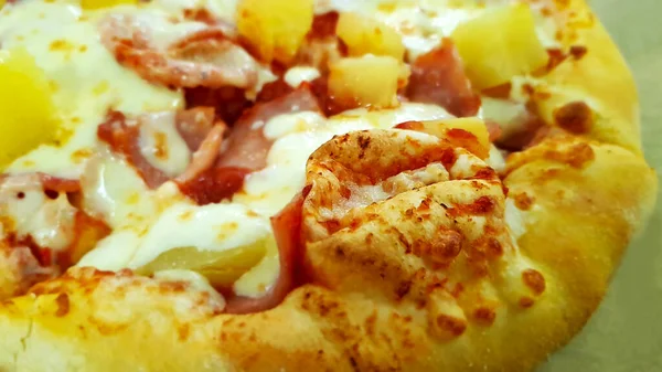 Bit Bakad Läcker Aptitretande Hawaiiansk Pizza Med Skinka Ananas Mozzarella — Stockfoto