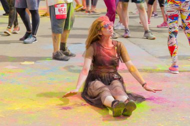 Moskova, Rusya - 2 Haziran 2019: Luzhniki spor kompleksi yakınlarında renkli bir yarış. Renk Koşusu, birkaç bin yarışmacının katıldığı tamamen rusça bir etkinliktir..