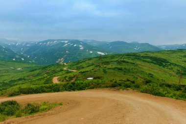 Rusya 'nın görkemli doğası. Dağ tepeleri ve ovalar. Yaz. Turizm, dağcılık, seyahat istirahatı. Yılan gibi..
