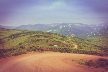 Rusya 'nın görkemli doğası. Dağ tepeleri ve ovalar. Yaz. Turizm, dağcılık, seyahat istirahatı. Yılan gibi. Film Efekti.