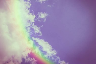 Romantik gökyüzünde rengarenk bir gökkuşağı. Beyaz bulutlarla dolu açık bir öğleden sonra. Arka plan ve duvar kağıdı tasarımcısı. purpureal, leylak, leylak, şiddetli, salkımgiller