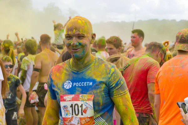 俄罗斯莫斯科 2019年6月2日 在卢日尼基体育场附近举行丰富多彩的比赛 彩色跑步是一个全俄罗斯人主办的有趣的活动与疯狂的竞争对手 — 图库照片