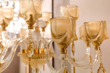 Kehribar cam plafondlu bir lamba resmi. Şehir dışındaki saydam sarı tesisatlarda. Lüks, zarafet ve klasik iç mekan kavramı. Kapatın. Yumuşak sıcak filtre, seçici odak.