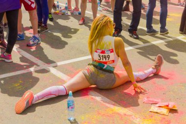 Moskova, Rusya - 2 Haziran 2019: Luzhniki spor kompleksi yakınlarında renkli bir yarış. Renk Koşusu, çeşitli yarışmacıların ev sahipliği yaptığı eğlenceli bir etkinliktir..